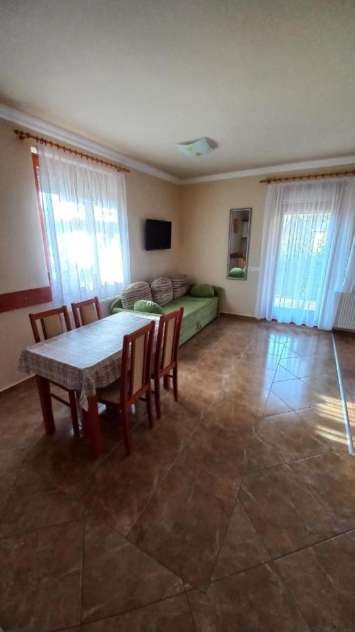 Nefelejcs Fagyizo Es Apartmanhaz Kistolmacs エクステリア 写真