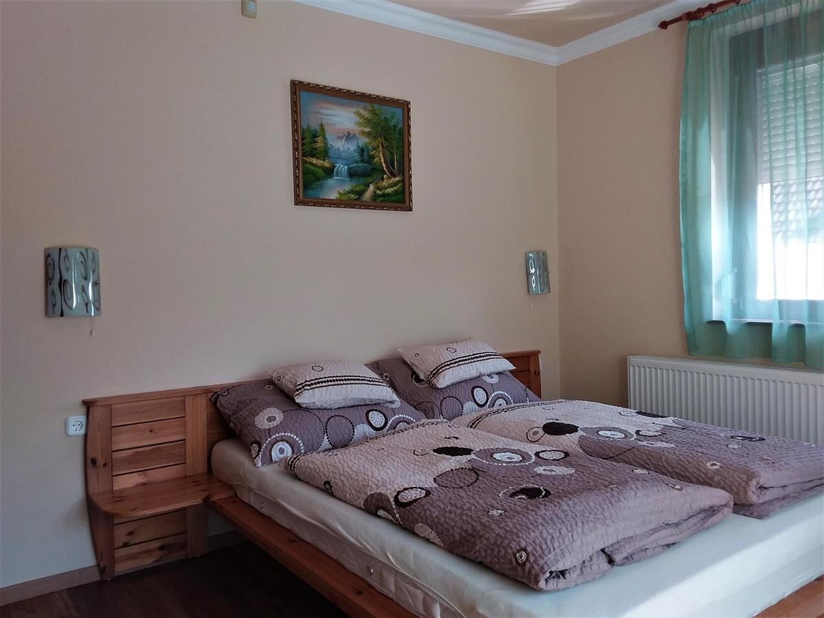 Nefelejcs Fagyizo Es Apartmanhaz Kistolmacs エクステリア 写真