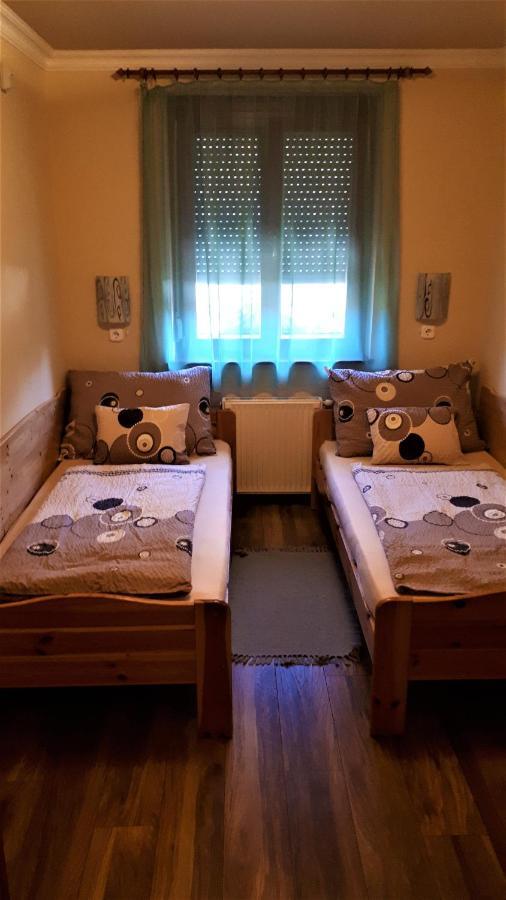 Nefelejcs Fagyizo Es Apartmanhaz Kistolmacs エクステリア 写真