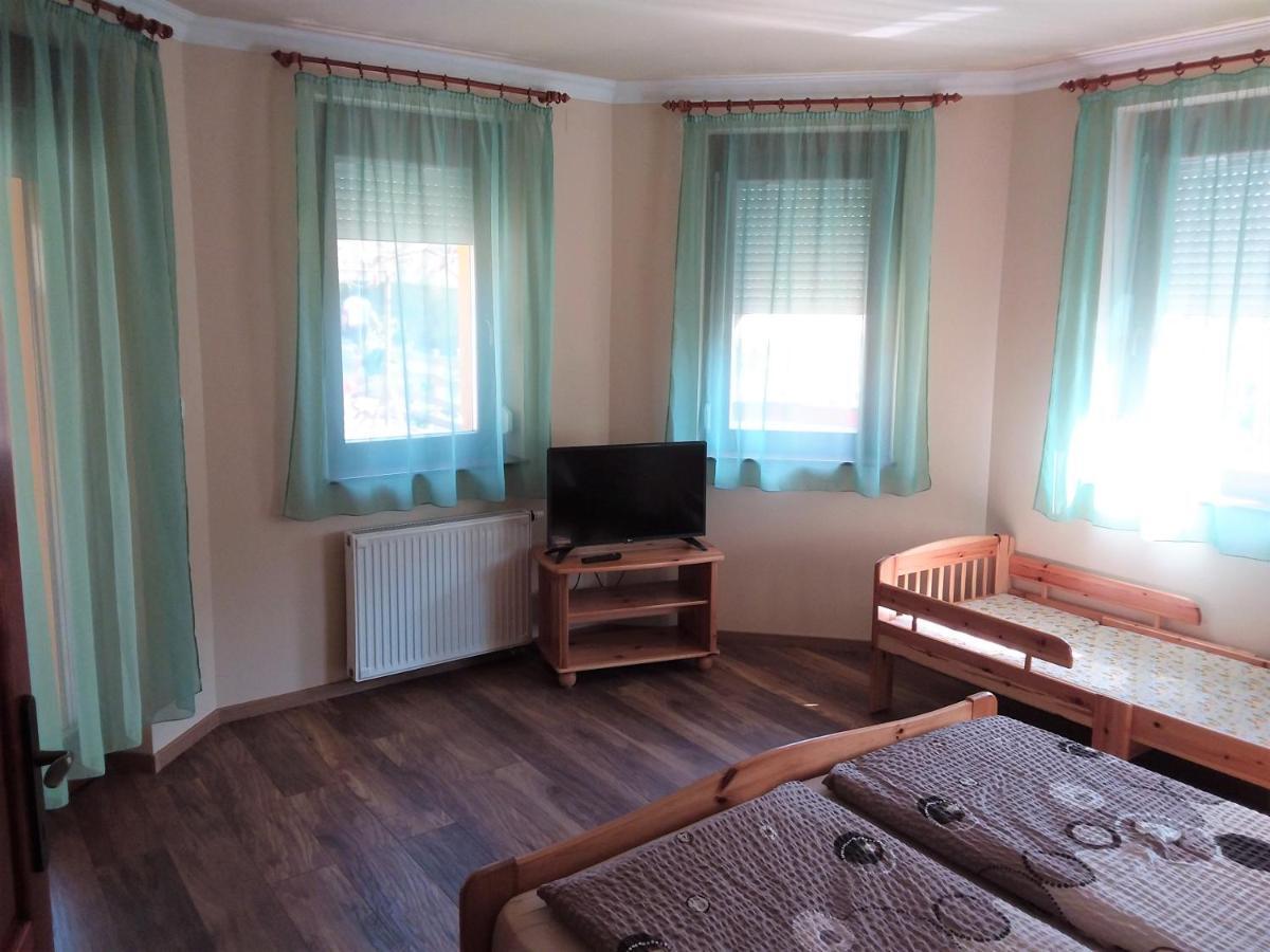 Nefelejcs Fagyizo Es Apartmanhaz Kistolmacs エクステリア 写真