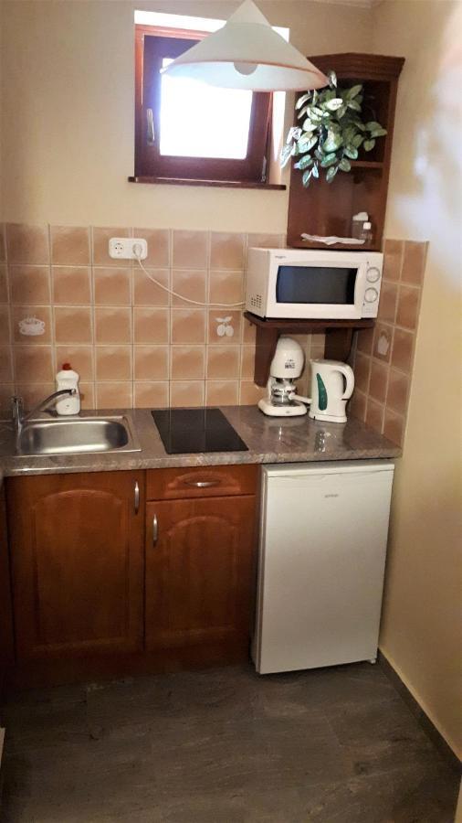 Nefelejcs Fagyizo Es Apartmanhaz Kistolmacs エクステリア 写真